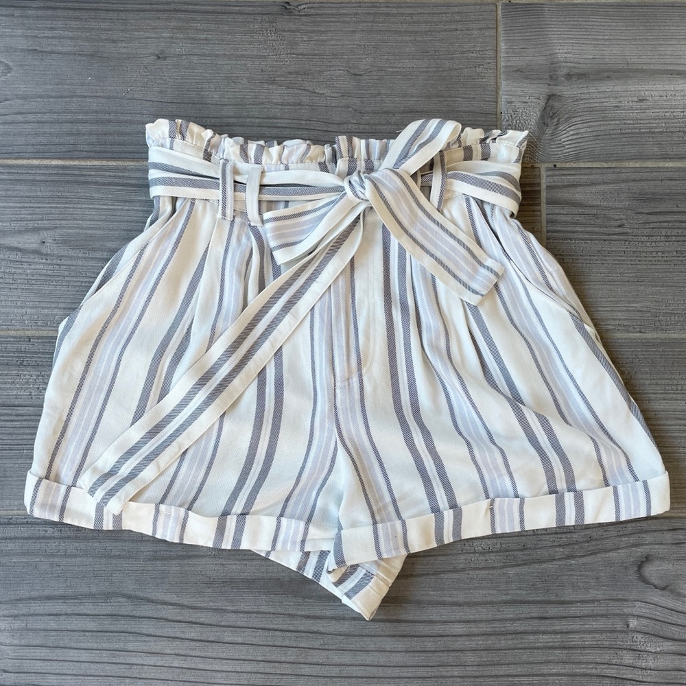 STRIPED HIGHWAISTED SHORTS